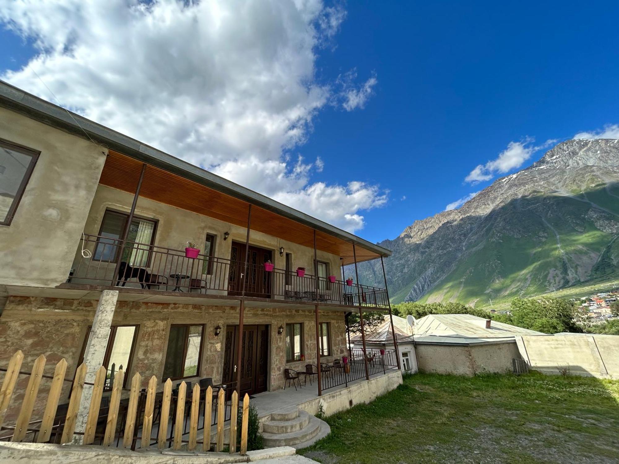 Hill House Hotel Stepantsminda Exterior photo